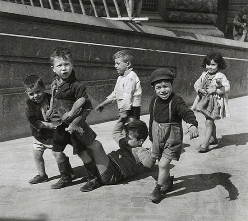 Дети на улице Неаполя. Италия, 1938 год.