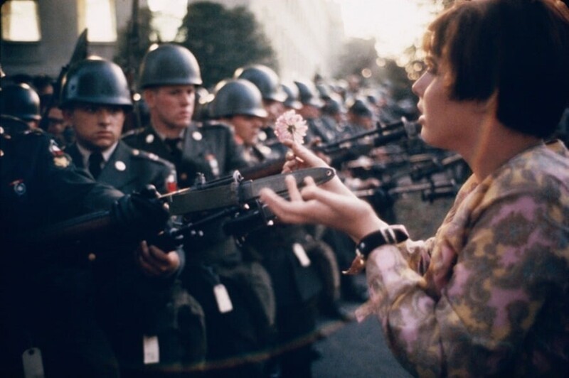 Девушка кладёт цветок в дуло ружья во время протеста против войны во Вьетнаме, 1967 год