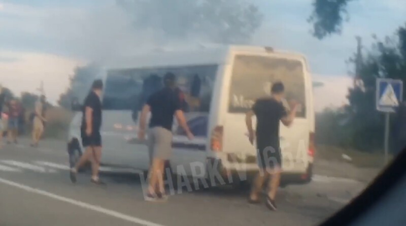 Появилось видео нападения украинских нацистов на автобус в Харькове