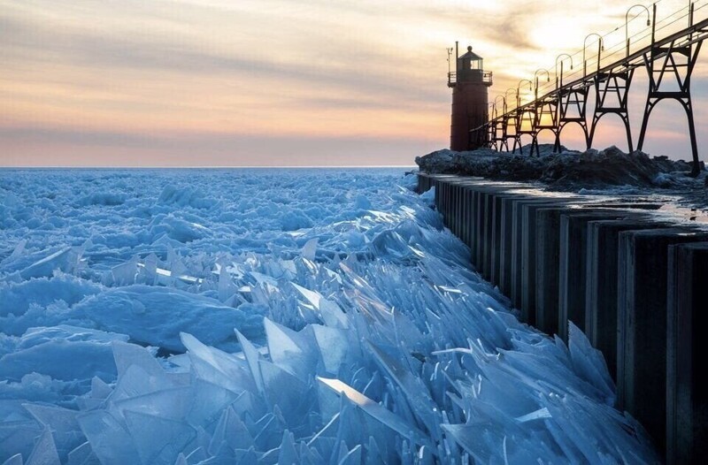 11. Ледяные осколки на замёрзшем озере Мичиган