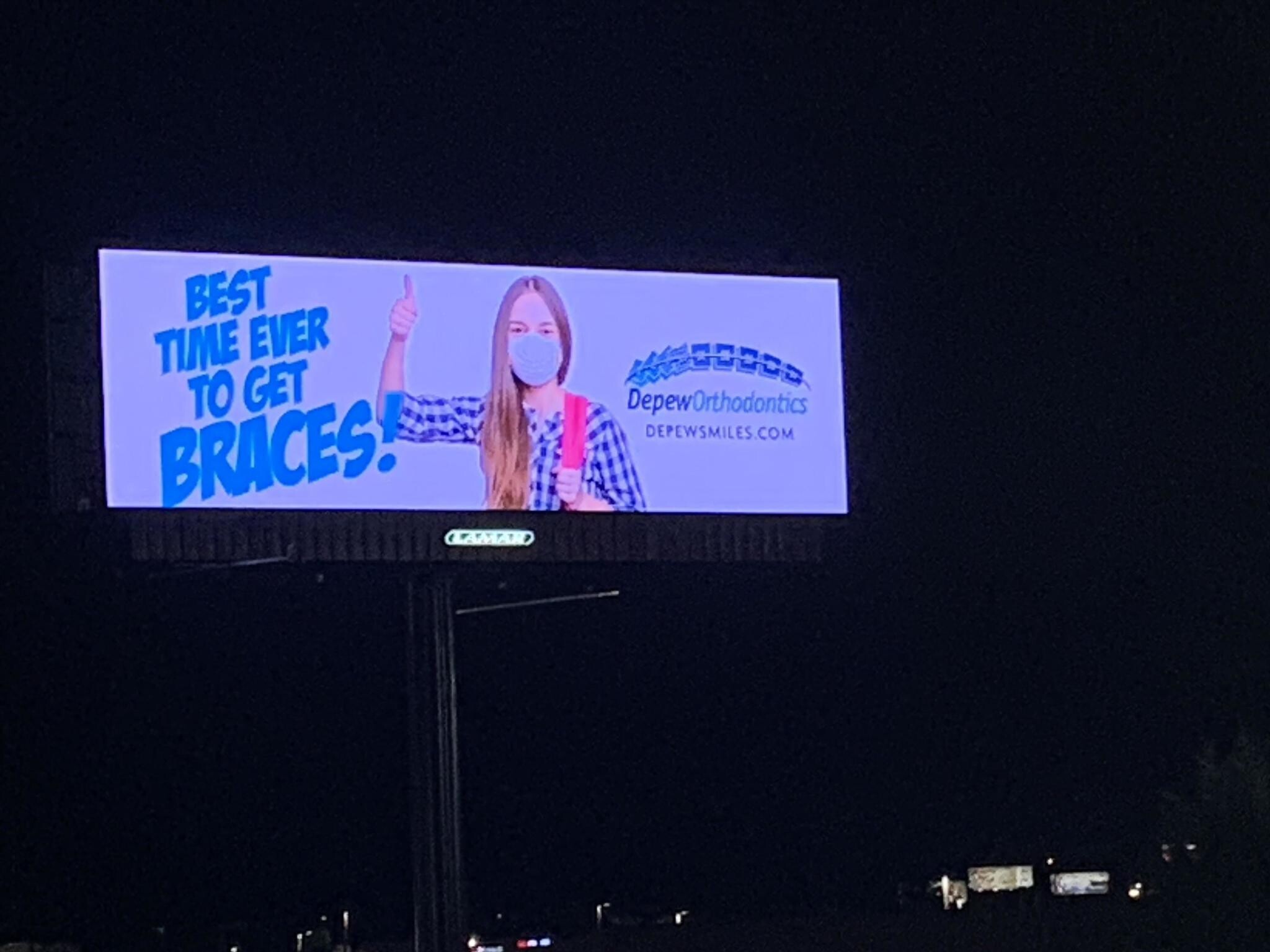 Реклама брекетов билборд. Билборд с Трампом рекламирующим стоматологию. Билборд ты под защитой 2022. Дерзкая реклама