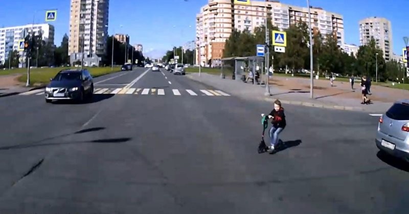 Ребенок на самокате едва не попал под машину в Санкт-Петербурге