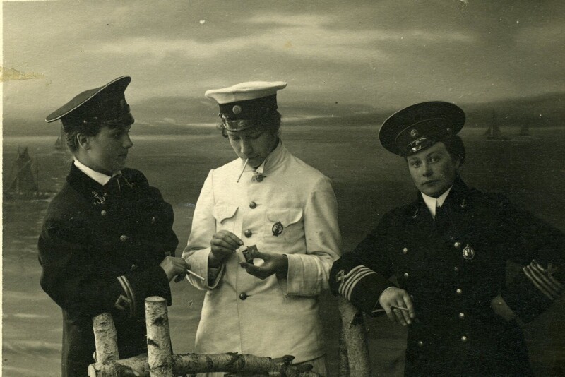 Жены русских капитанов-лоцманов в их форменной одежде.