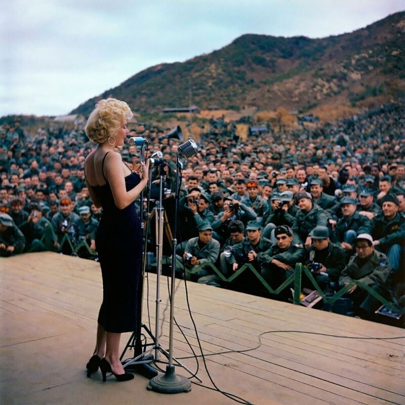 Завораживающие цветные фотографии Мэрилин Монро, поющей перед солдатами в Корее