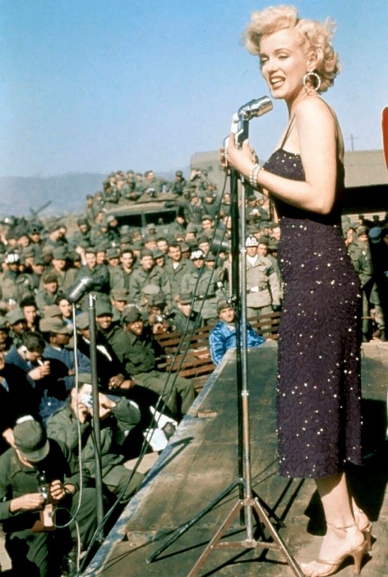 Завораживающие цветные фотографии Мэрилин Монро, поющей перед солдатами в Корее