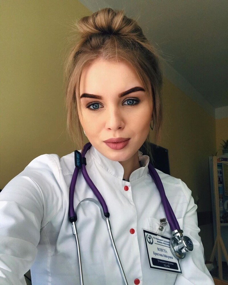 Девушка в медицинском