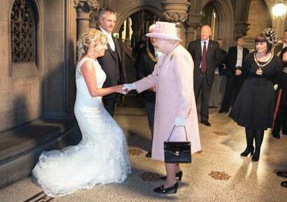 22. В 2012 году британская пара в шутку пригласила королеву Елизавету на свою свадьбу - и она пришла