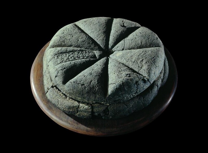 28. Обугленный хлеб с печатью "Собственность Целера, раба Q. Granius Verus". Геркуланум, 79 г. н.э.