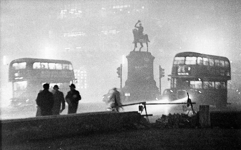 24. Во время Большого лондонского смога 1952 года слепые помогали людям на улицах найти дорогу домой, потому что только они умели передвигаться наощупь