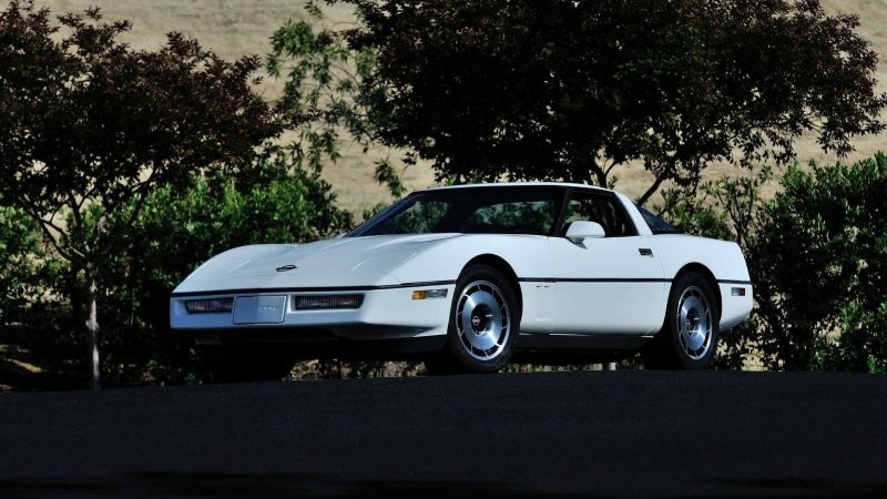 Вот такой белый Chevrolet Corvette 1984 года был у Джорджа Свенсона