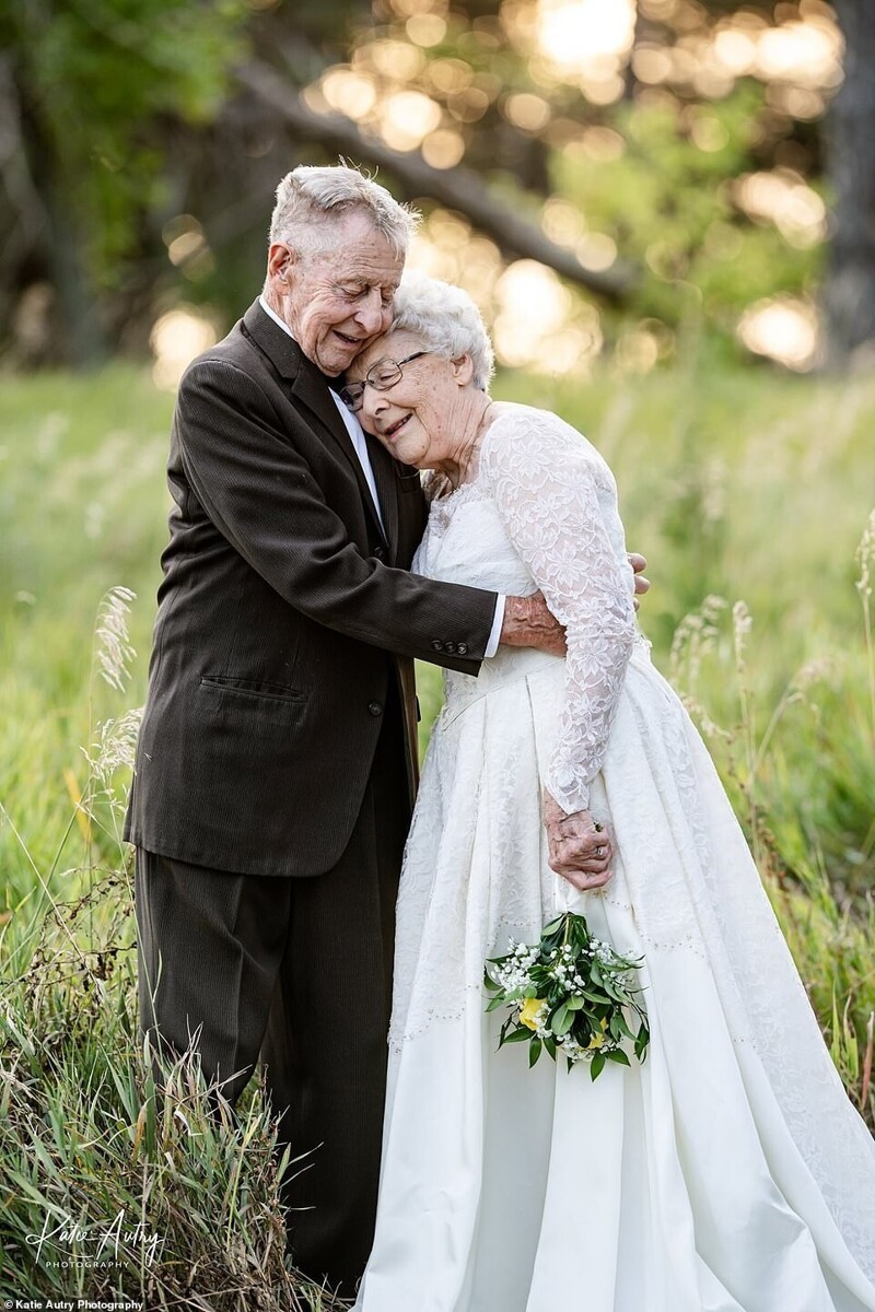 На 60-ю годовщину свадьбы супруги надели свои свадебные наряды