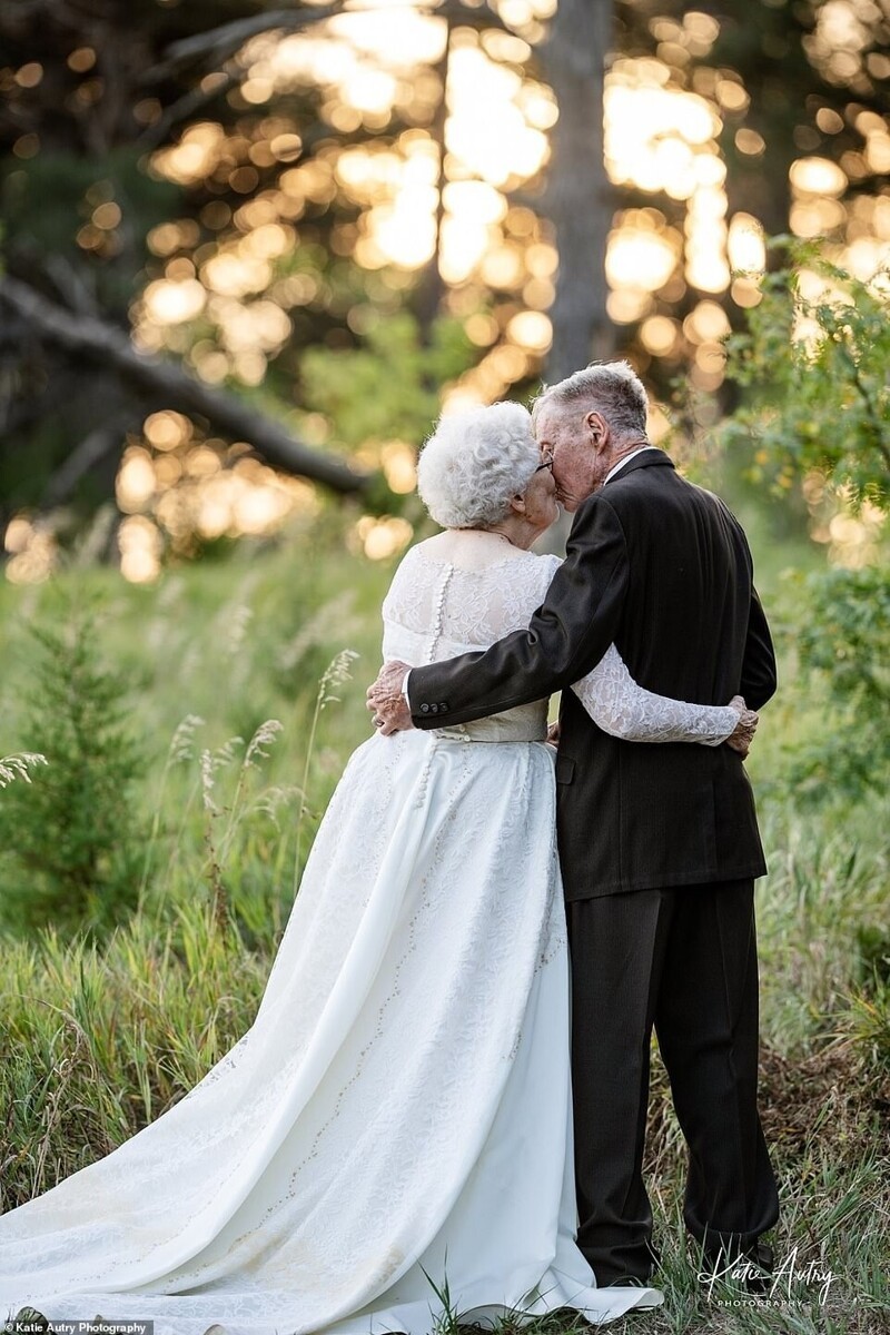 На 60-ю годовщину свадьбы супруги надели свои свадебные наряды