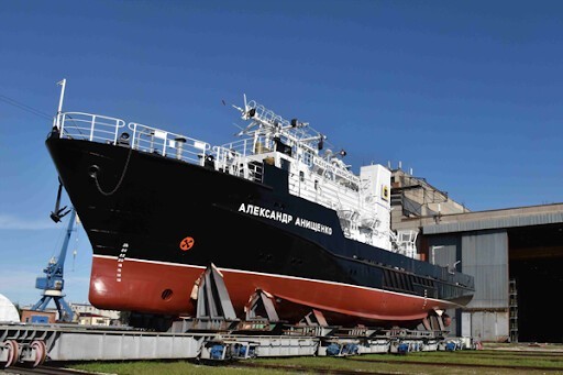 Большой гидрографический катер для ВМФ спустили на воду в Благовещенске