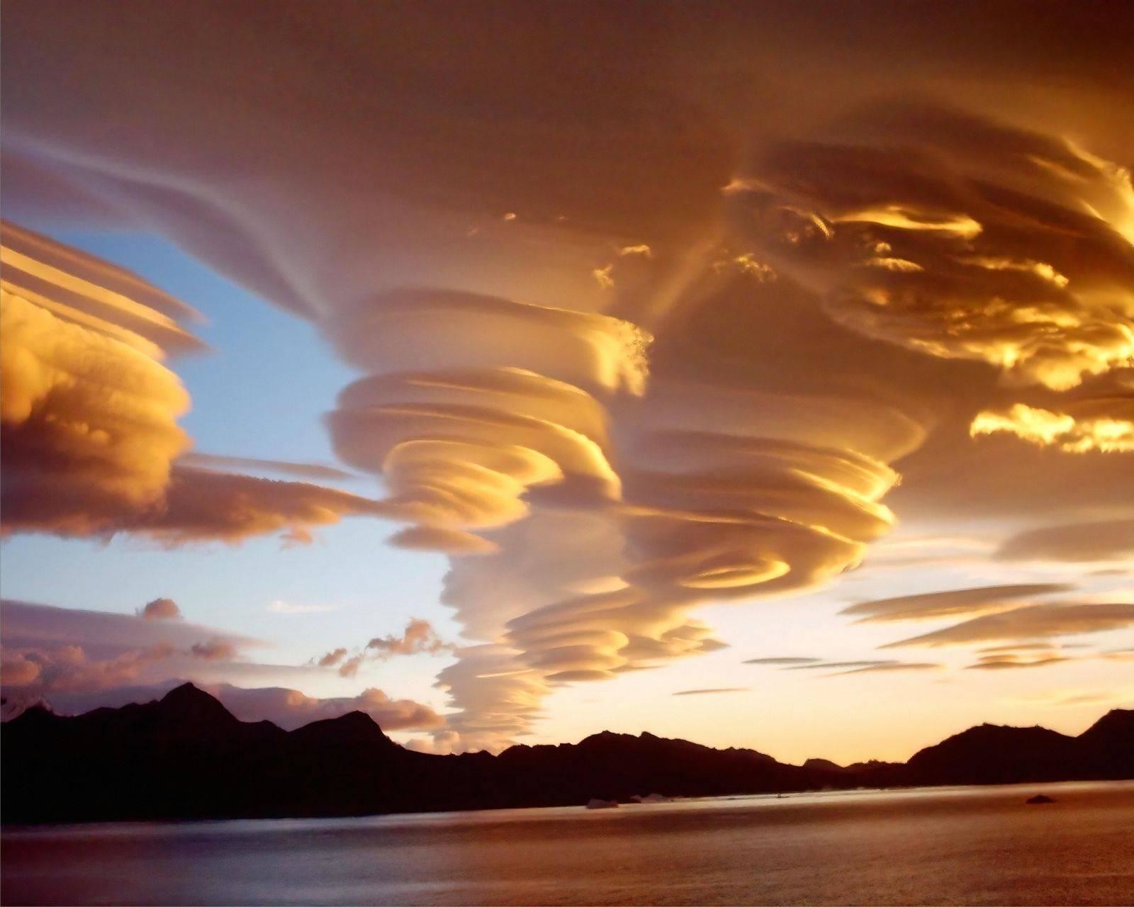 Необычные физические явления. Природные явления лентикулярные облака. Линзовидные облака. Двояковыпуклые облака явление природы. Лентикулярные (линзовидные) облака.