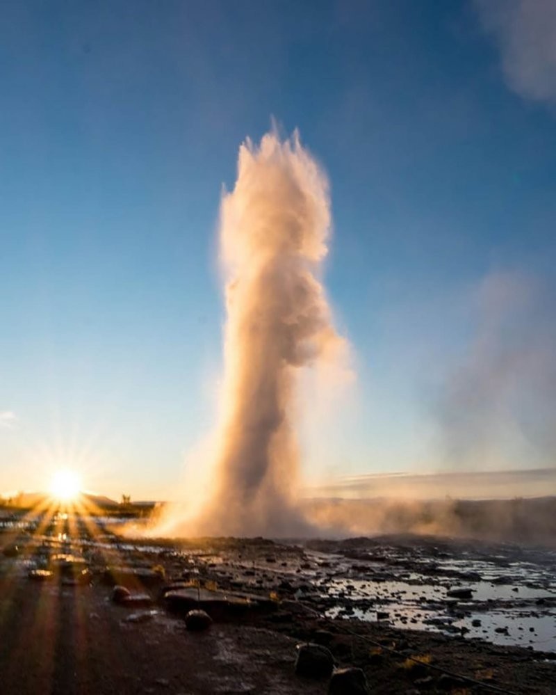 Рассвет на фоне гейзера Строккюр в Исландии
