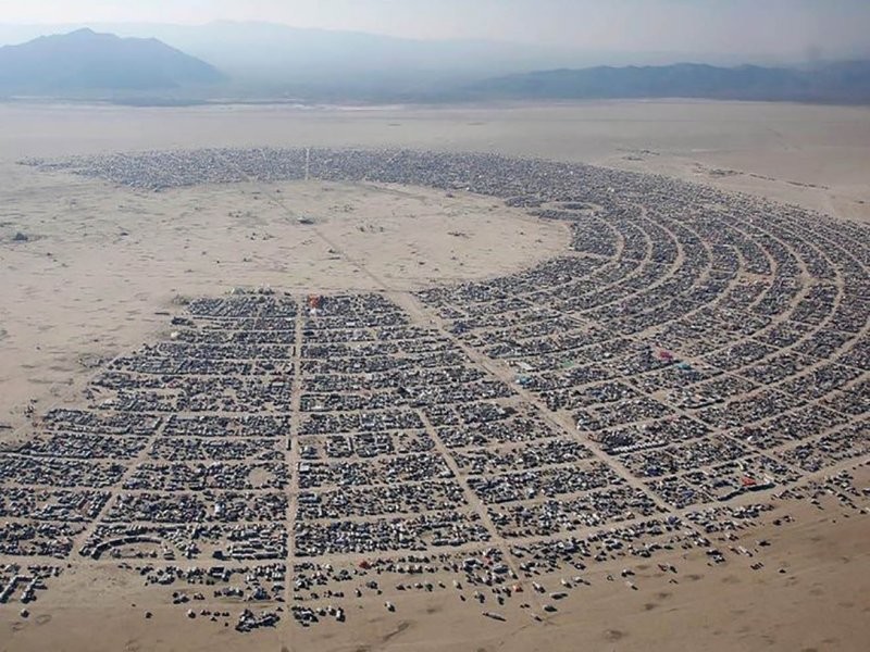 Художественный фестиваль «Burning Man», в рамках которого в пустыне Невада каждый год строят город. И сжигают его в конце шоу.