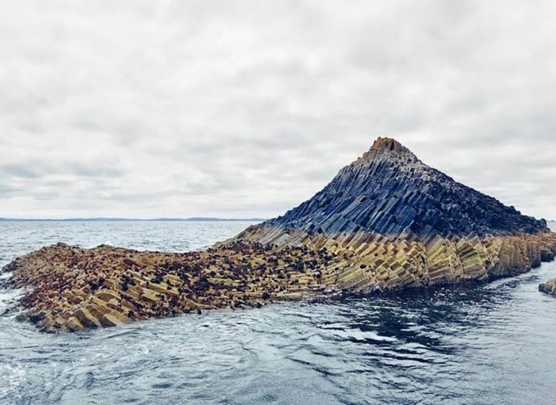 Столбовый остров или остров Стаффа состоит из ступенчатых пород и минералов