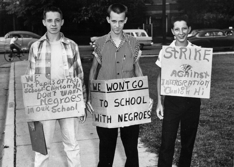 Ученики средней школы протестуют против судебного решения о зачислении чернокожих учеников, Клинтон штат Теннесси ,1956 год
