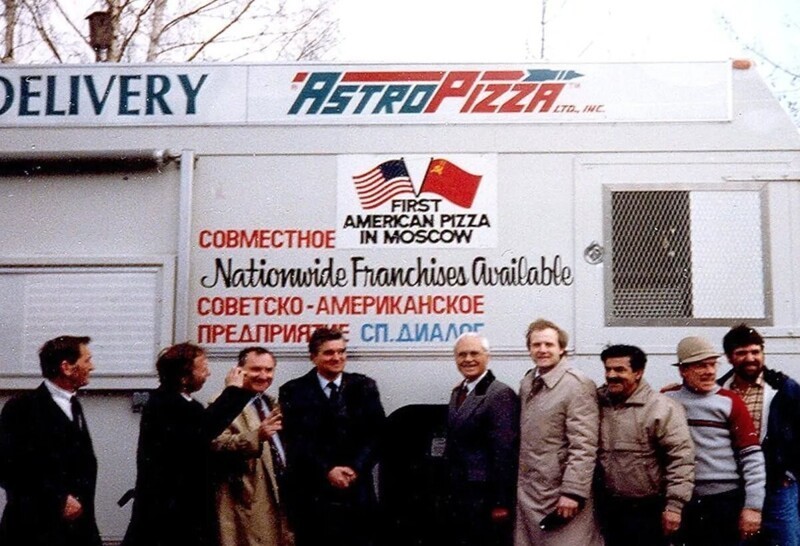 Первый фастфуд представленный в СССР "Astro Pizza", за 2 года до открытия первого ресторана "Макдональдс", Москва 1988 год