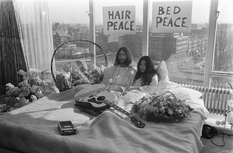 Желая привлечь общественность Джонн Леннон вместе с супругой Йоко Оно организовали встречу с журналистами в отеле "Хилтон"