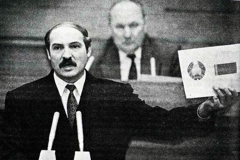 Первый президент Республики Беларусь Александр Григорьевич Лукашенко демонстрирует новые государственные символы страны, Минск 1995 год