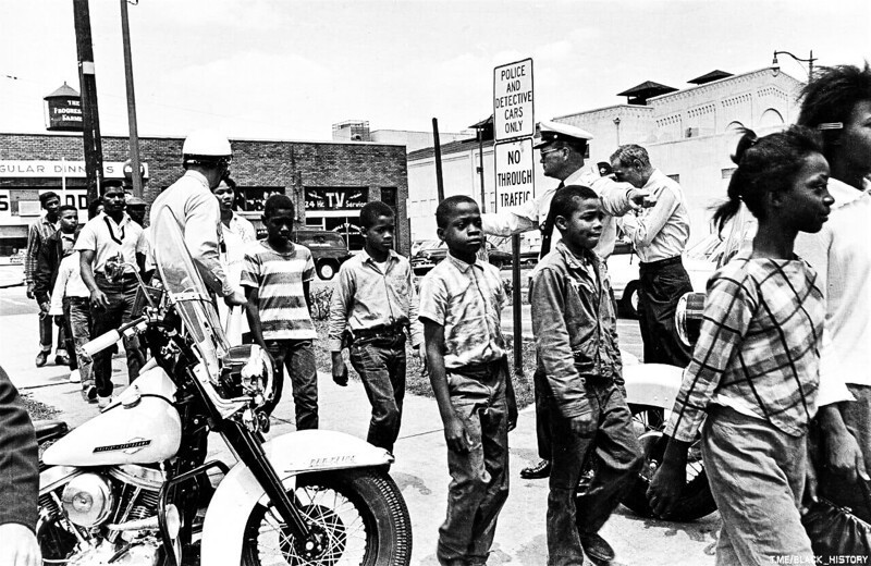 Дети, арестованные за нарушение закона о расовой сегрегации. Играли там, где чёрным детям играть нельзя. США, Алабама, 1963 год
