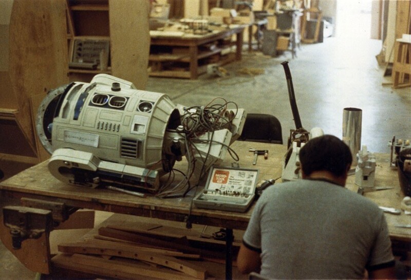 Ремонт R2D2 на съёмках «Звёздных войн». США, 1977 год