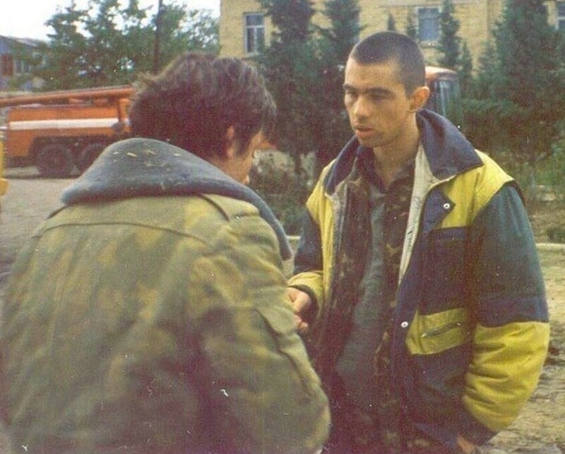 Сергей Бодров-младший и Олег Меньшиков на съемках «Кавказского пленника» в Дербенте, 1996 год
