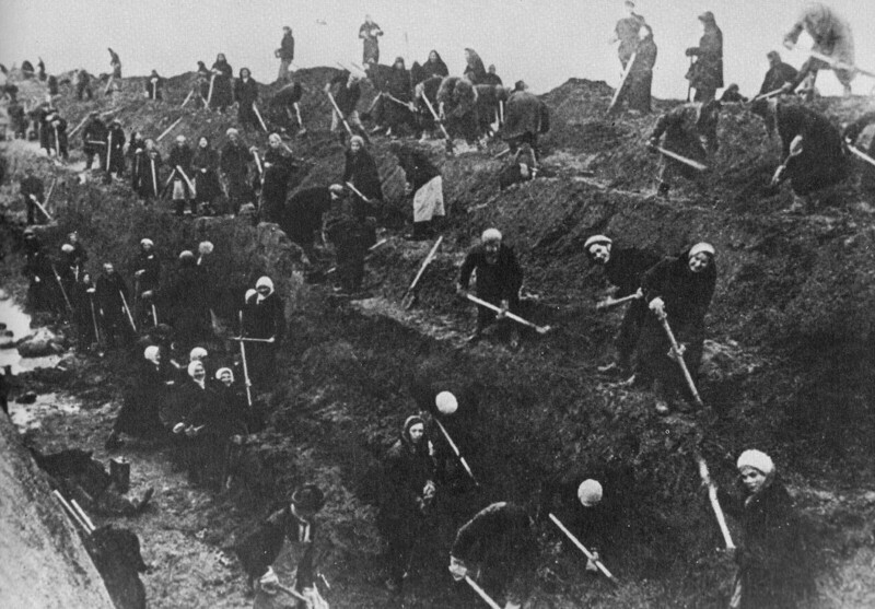 Женщины готовятся и копают противотанковые рвы вокруг Москвы, 1941 год