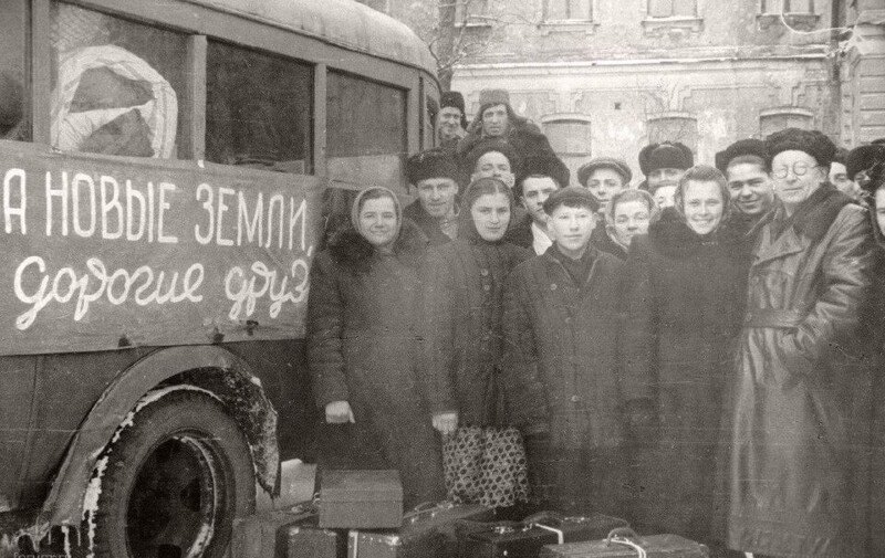 Комсомольский отряд перед отъездом на освоение целины, Омск 1954 год