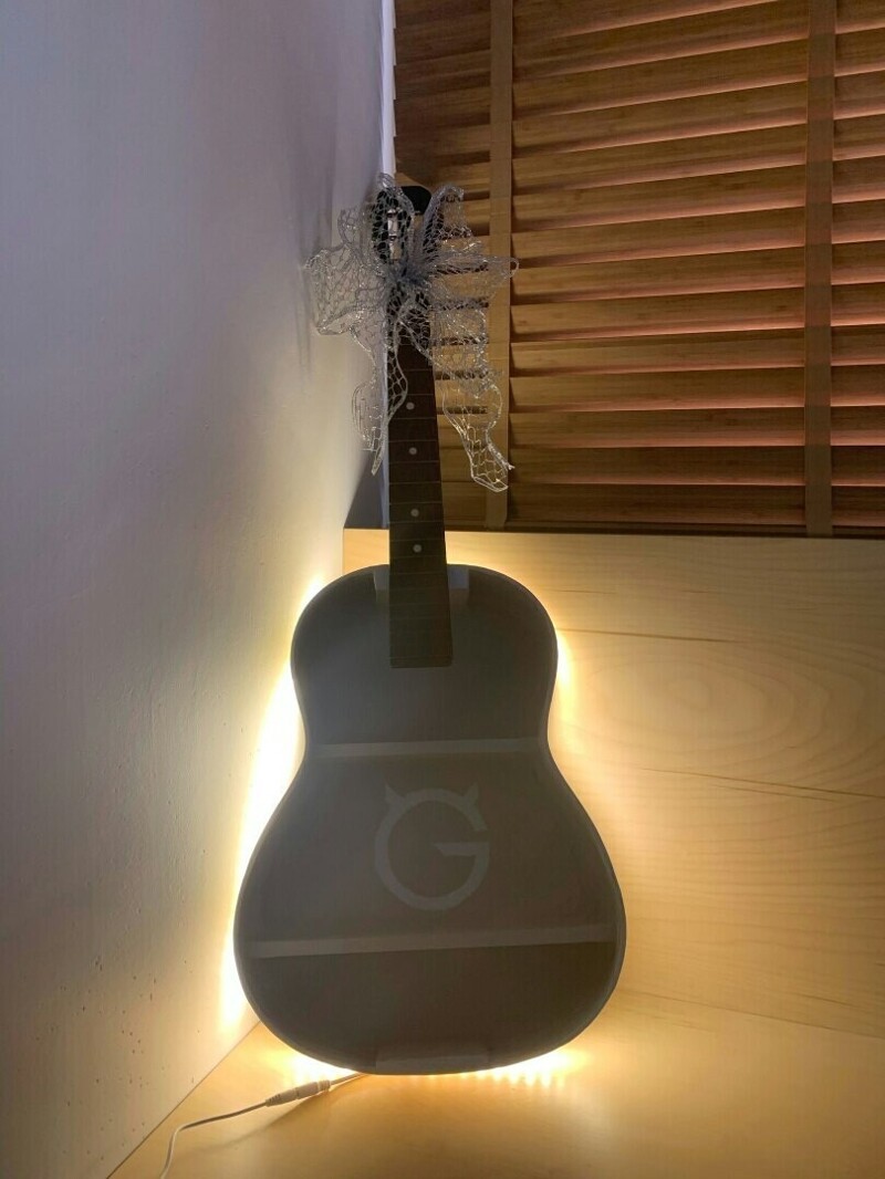 Полка из гитары с подсветкой
