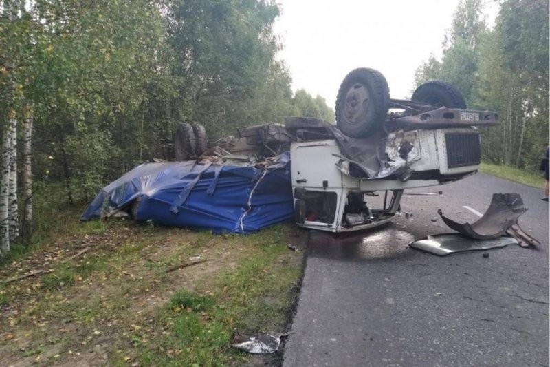 Водитель грузовика и пассажир Mercedes не пострадали.