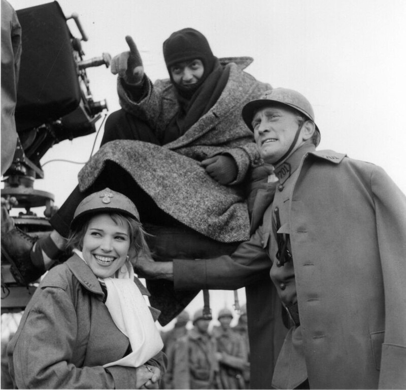 На съёмочной площадке "Троп славы" Кубрик показывает Дугласу, откуда будут стрелять немцы