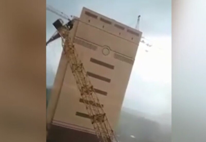 В Тюмени из-за сильного ветра упали два башенных крана