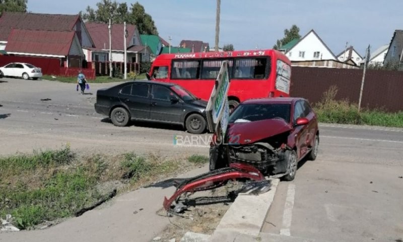 Авария дня. В Барнауле женщина устроила ДТП