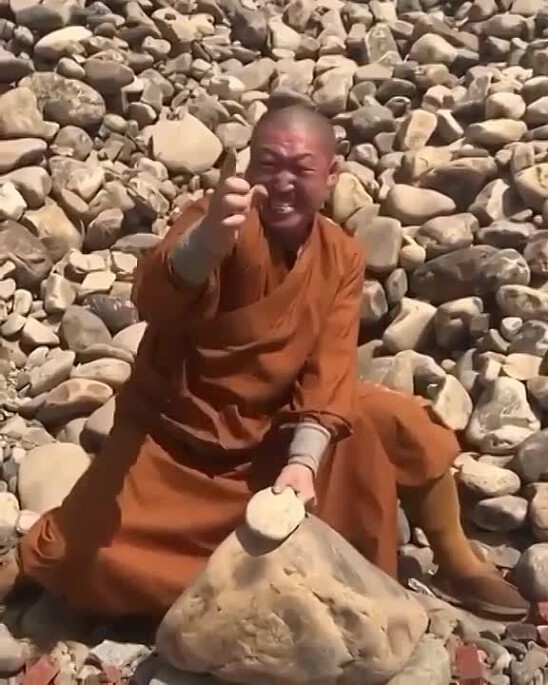 Шаолиньский монах показал, как пальцами разбивает камни