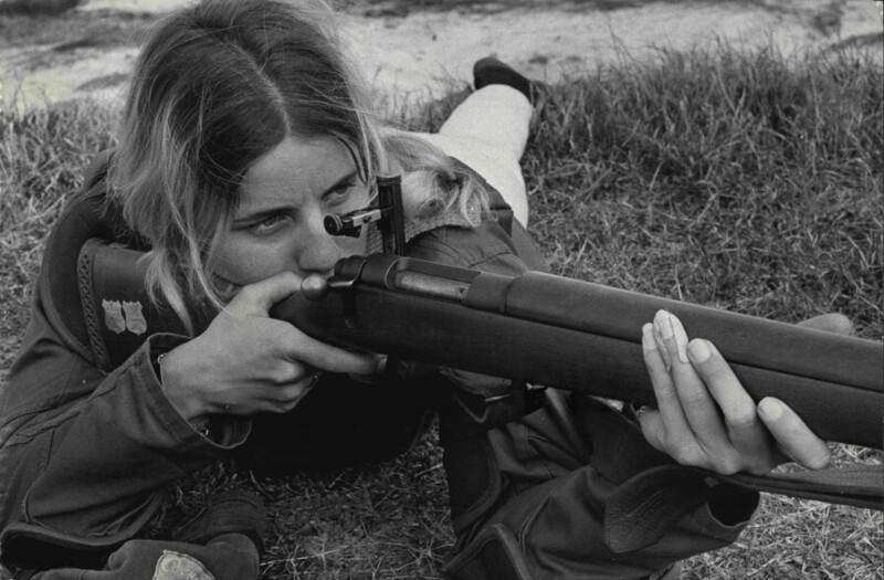 30 сентября 1970 года. Квинсленд, Аавстралия. Девушка на стрельбище. Фото Grant Peterson.