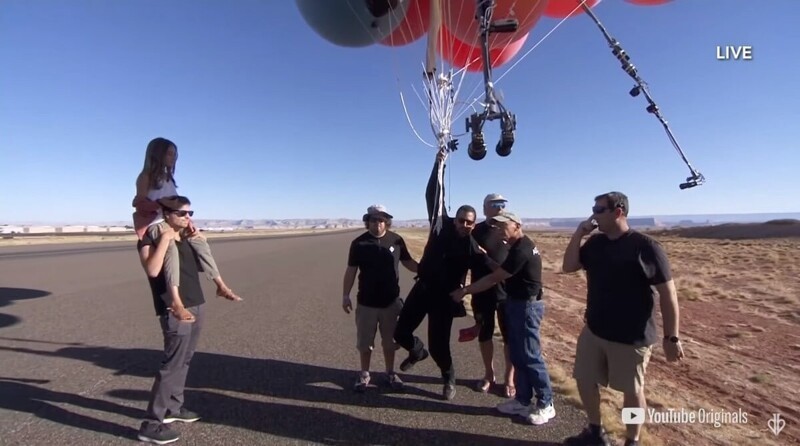 Иллюзионист поднялся на высоту более 7 километров на воздушных шарах