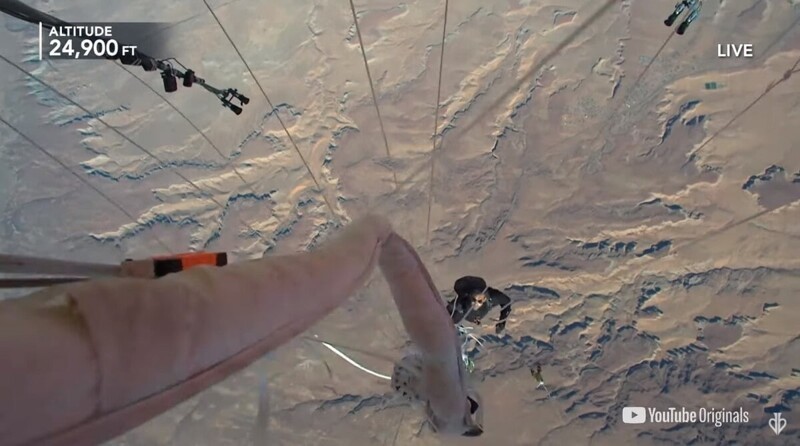 Момент отсоединения Блейна от шариков на высоте более 7500 метров