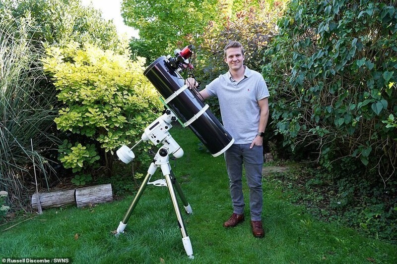 Рассел Дискомб и его телескоп,  Сайренсестер, графство Глостершир, Великобритания