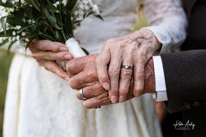 Супружеская пара отметила 60-летие брака, снявшись в своих свадебных нарядах