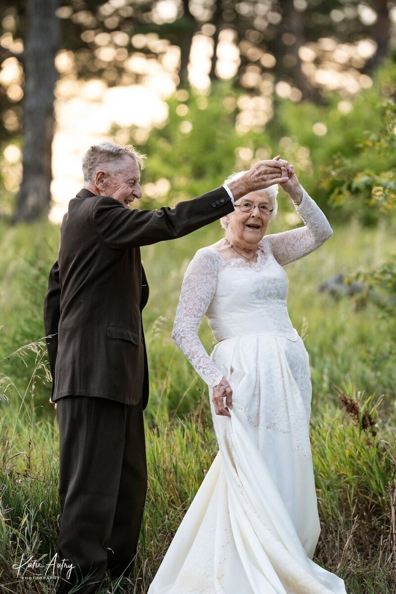 Супружеская пара отметила 60-летие брака, снявшись в своих свадебных нарядах