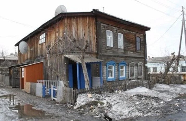 Бараки где находится. Сергиев Посад бараки. Деревянный Барак. Дом барачного типа. Барак жилье.