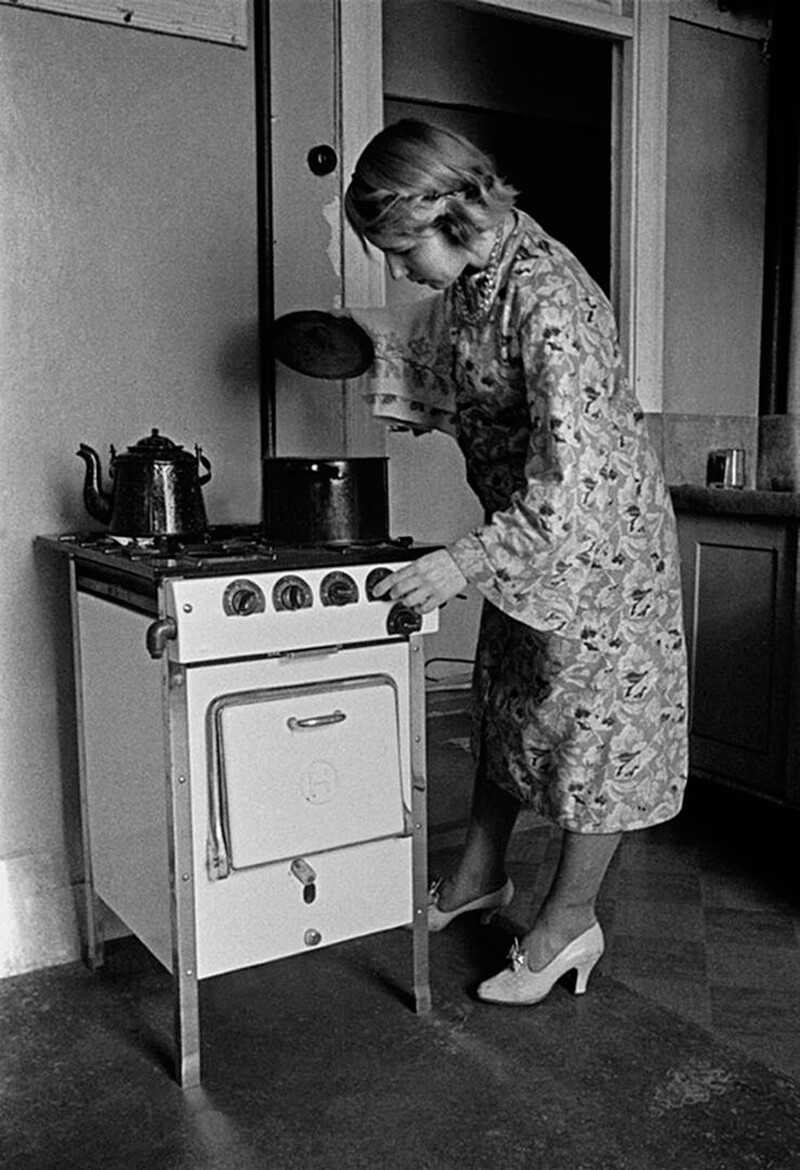 Женщина на кухне.