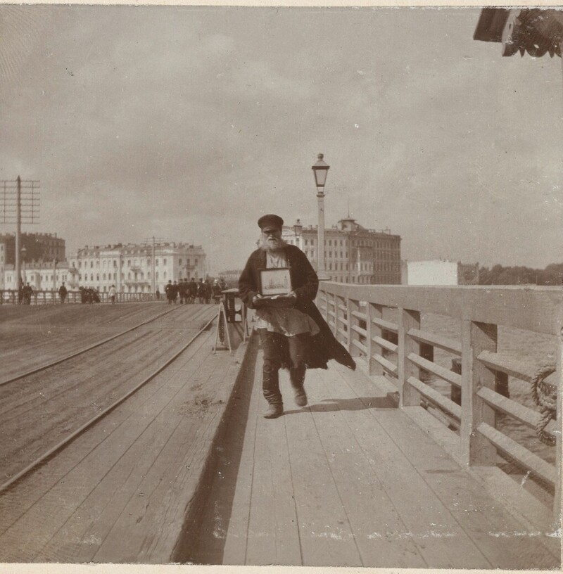 Человек на мосту через Неву
