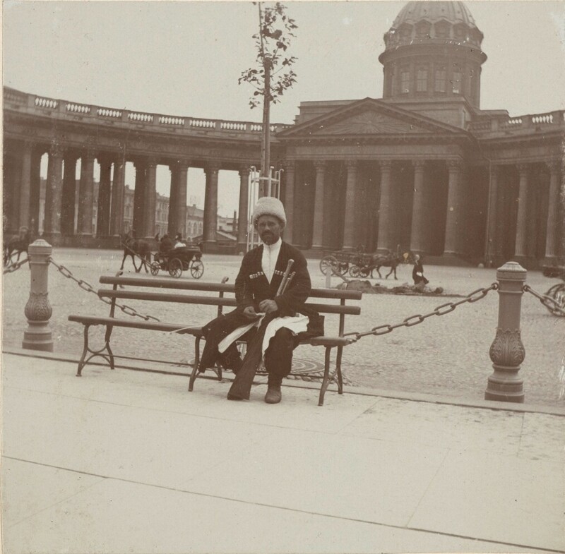 Человек в меховой шапке возле Казанского собора в Санкт-Петербурге