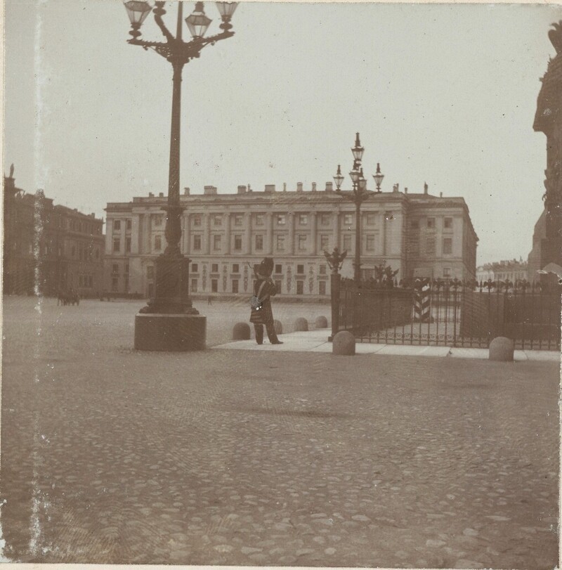 Площадь перед Эрмитажем в Санкт-Петербурге