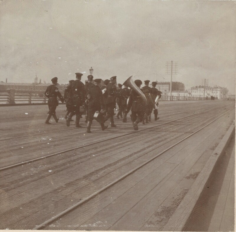 Военные музыканты на мосту через Неву