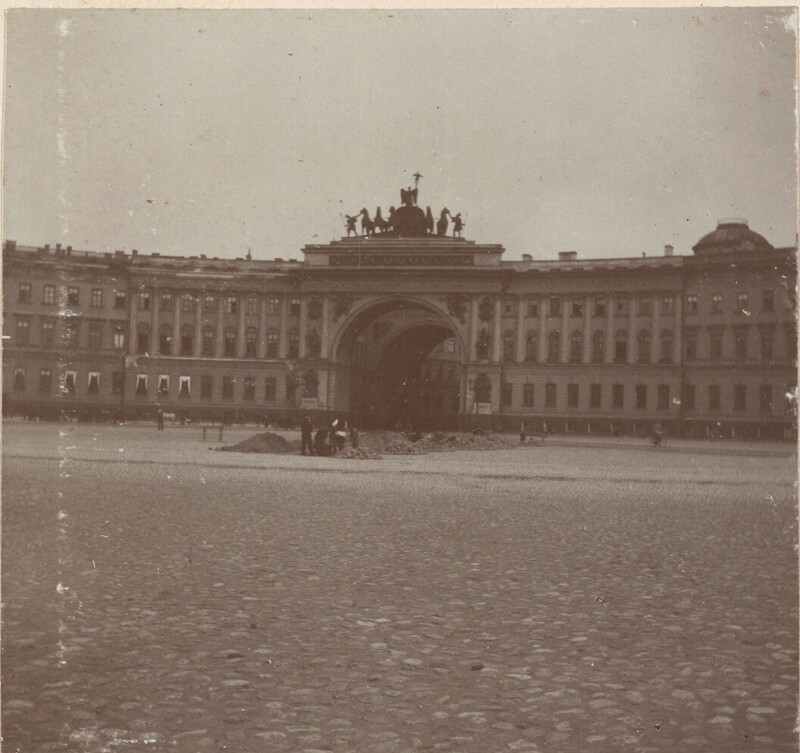 Здание Генерального штаба на площади перед Эрмитажем в Санкт-Петербурге