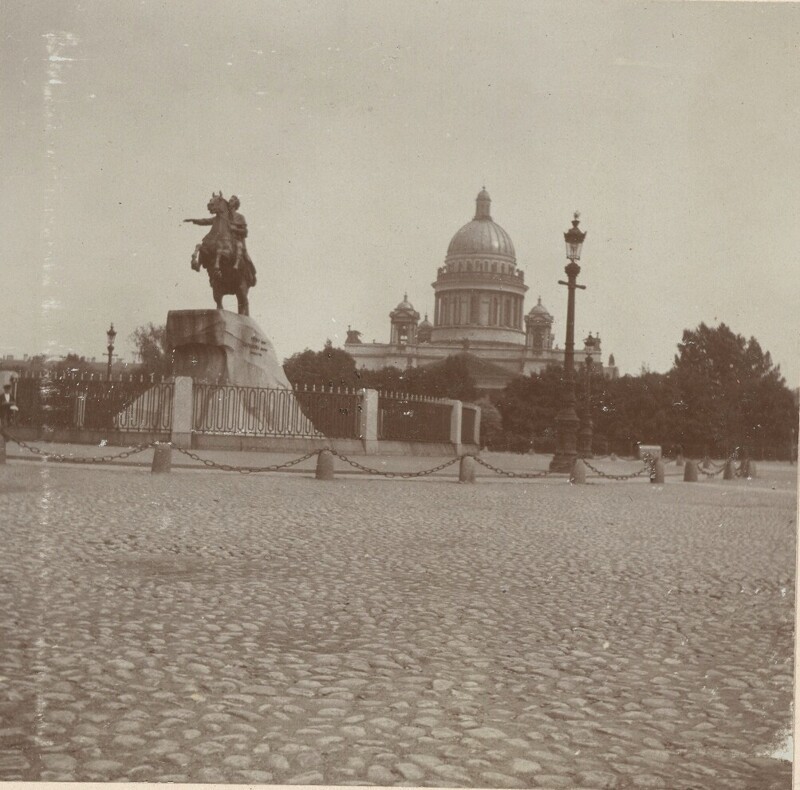 Статуя Петра Великого на коне в Санкт-Петербурге на фоне Исаакиевского собора